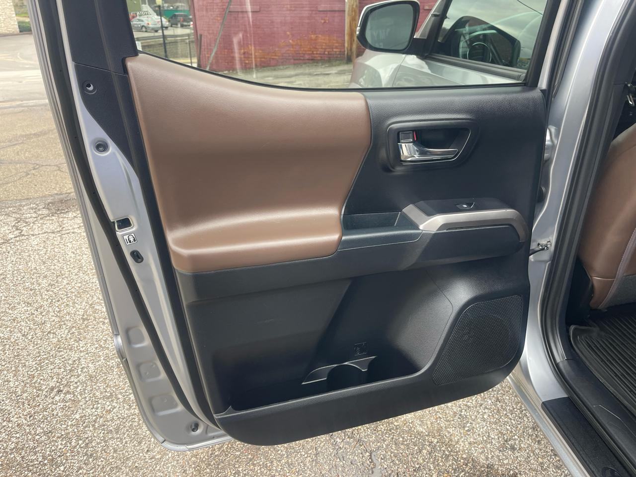 Toyota Tacoma Limited Double Cab 5' Bed V6 4x4 AT (Natl) 2017