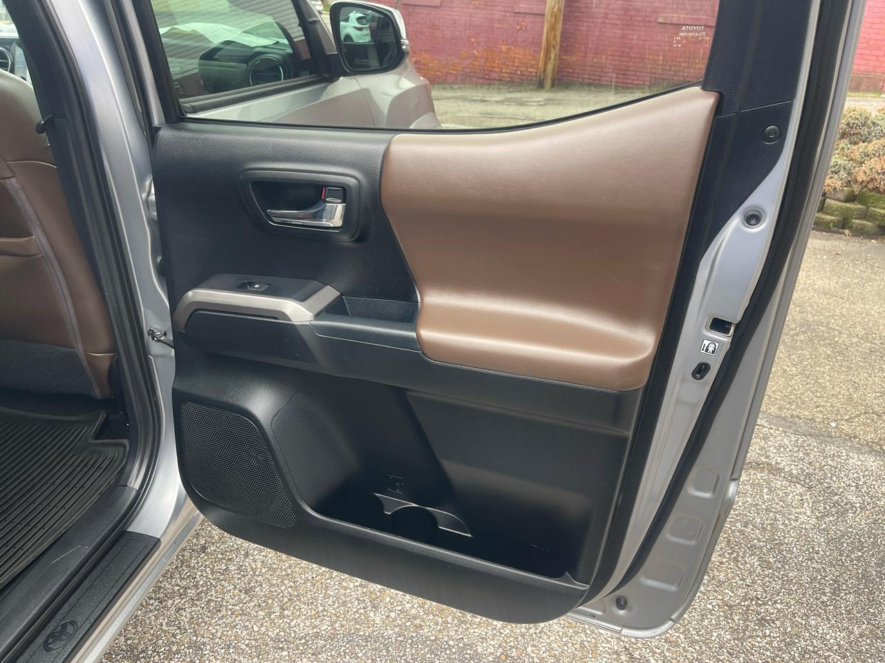 Toyota Tacoma Limited Double Cab 5' Bed V6 4x4 AT (Natl) 2017