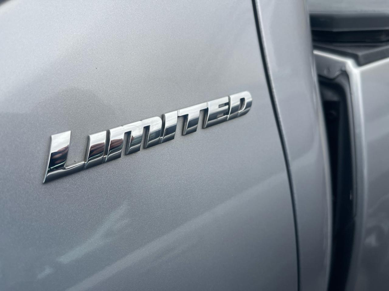 Toyota Tacoma Limited Double Cab 5' Bed V6 4x4 AT (Natl) 2017