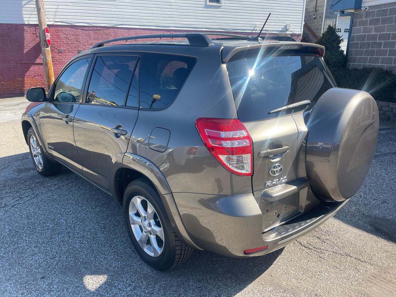 Toyota RAV4 FWD 4dr 4-cyl 4-Spd AT Ltd (Natl) 2011