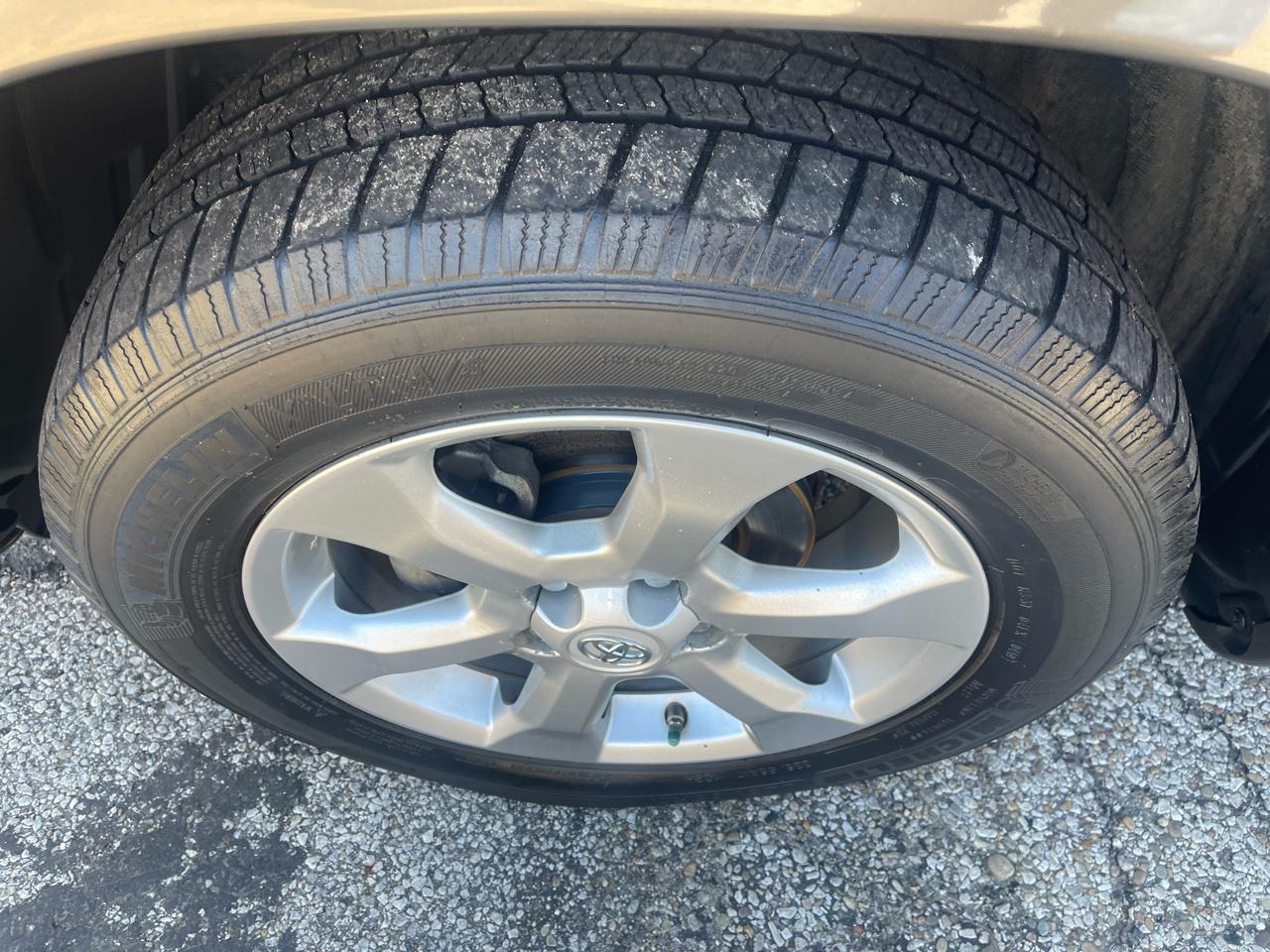 Toyota RAV4 FWD 4dr 4-cyl 4-Spd AT Ltd (Natl) 2011