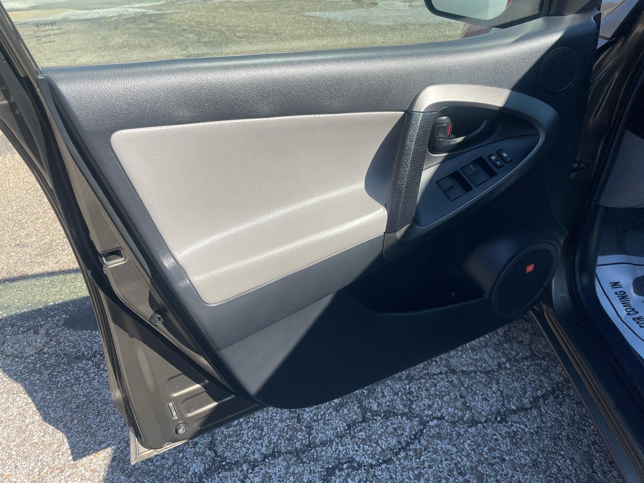 Toyota RAV4 FWD 4dr 4-cyl 4-Spd AT Ltd (Natl) 2011