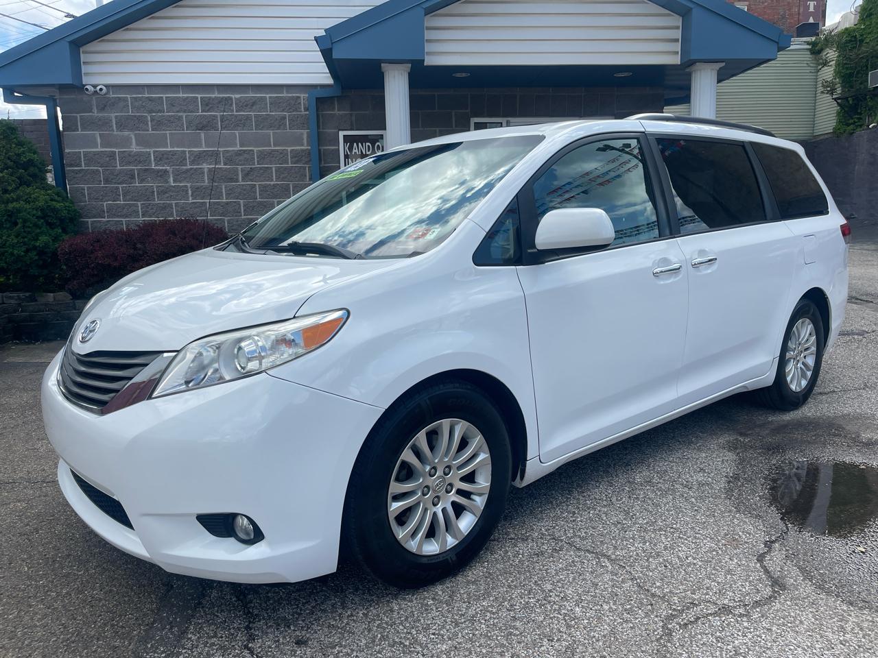 Toyota Sienna 5dr 7-Pass Van V6 XLE AAS FWD (Natl) 2013