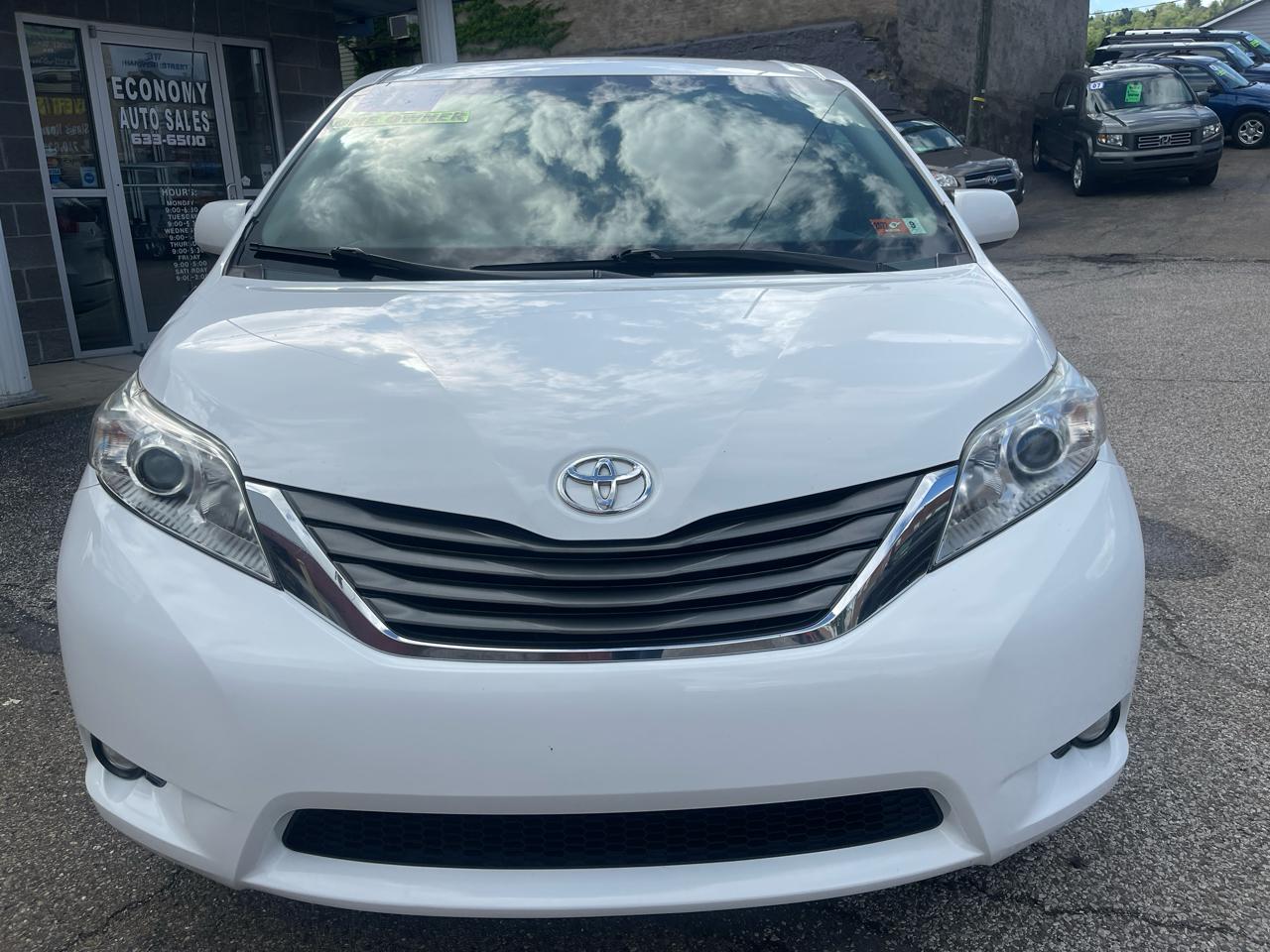 Toyota Sienna 5dr 7-Pass Van V6 XLE AAS FWD (Natl) 2013