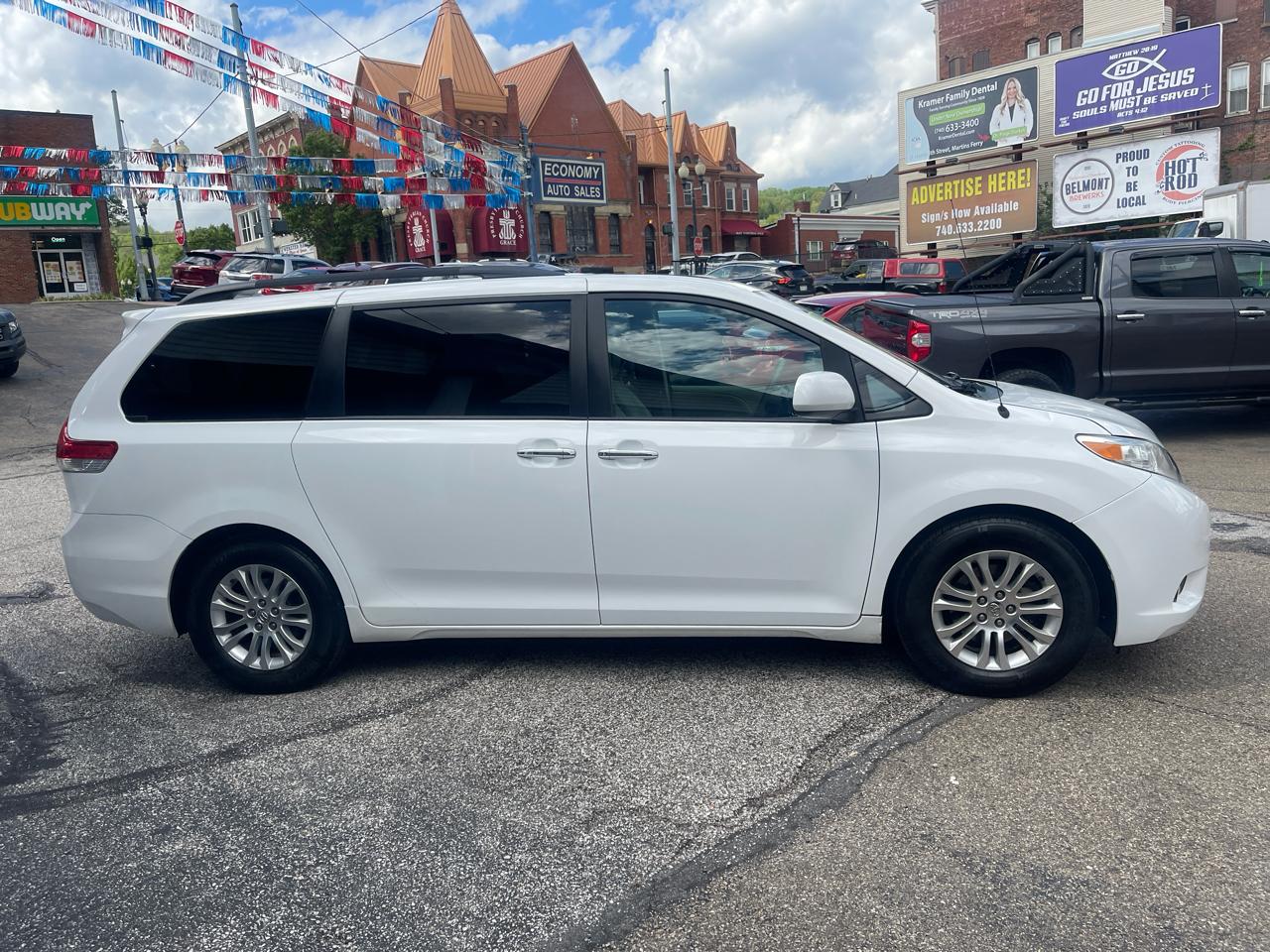 Toyota Sienna 5dr 7-Pass Van V6 XLE AAS FWD (Natl) 2013