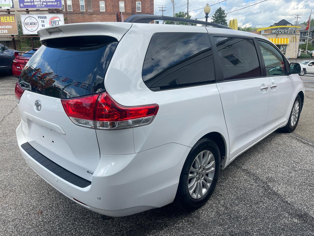 Toyota Sienna 5dr 7-Pass Van V6 XLE AAS FWD (Natl) 2013