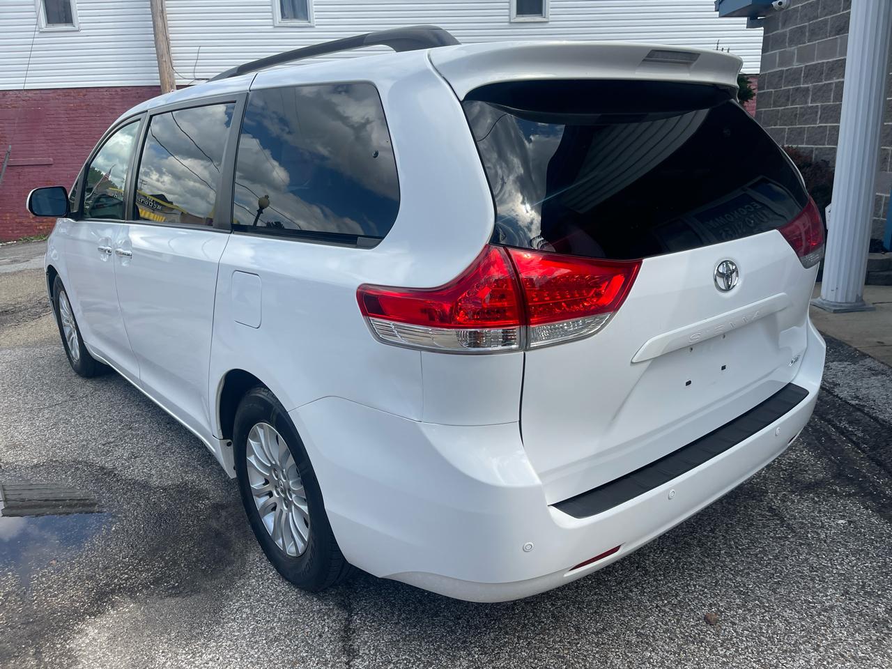 Toyota Sienna 5dr 7-Pass Van V6 XLE AAS FWD (Natl) 2013