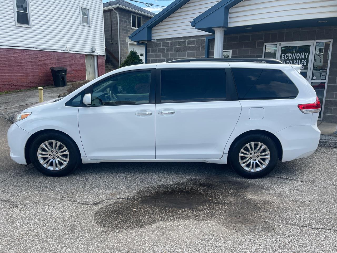 Toyota Sienna 5dr 7-Pass Van V6 XLE AAS FWD (Natl) 2013