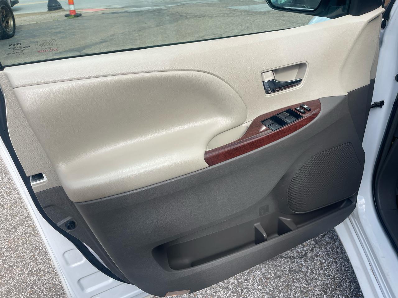 Toyota Sienna 5dr 7-Pass Van V6 XLE AAS FWD (Natl) 2013