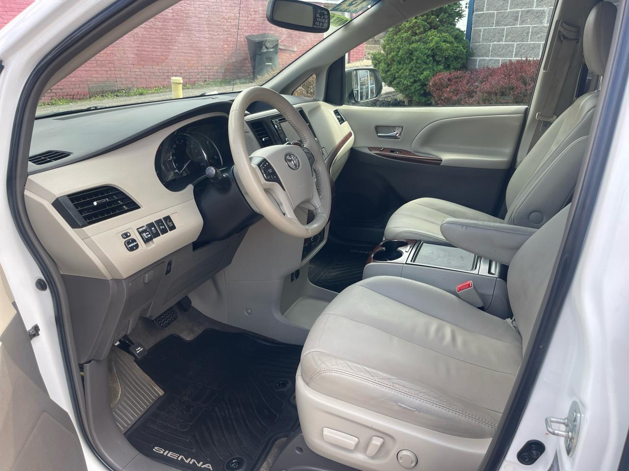 Toyota Sienna 5dr 7-Pass Van V6 XLE AAS FWD (Natl) 2013