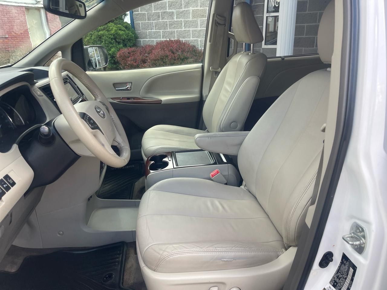 Toyota Sienna 5dr 7-Pass Van V6 XLE AAS FWD (Natl) 2013