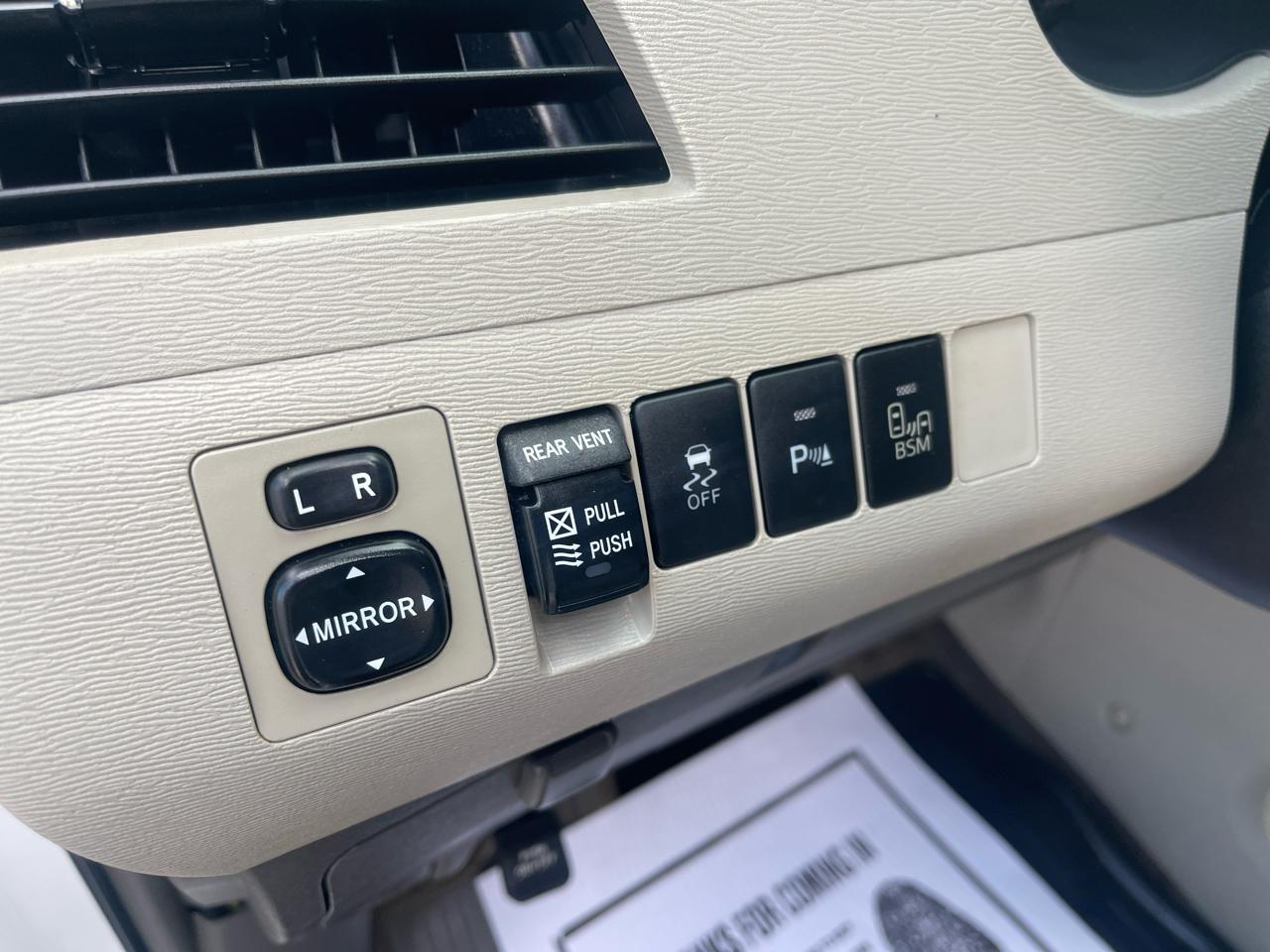 Toyota Sienna 5dr 7-Pass Van V6 XLE AAS FWD (Natl) 2013