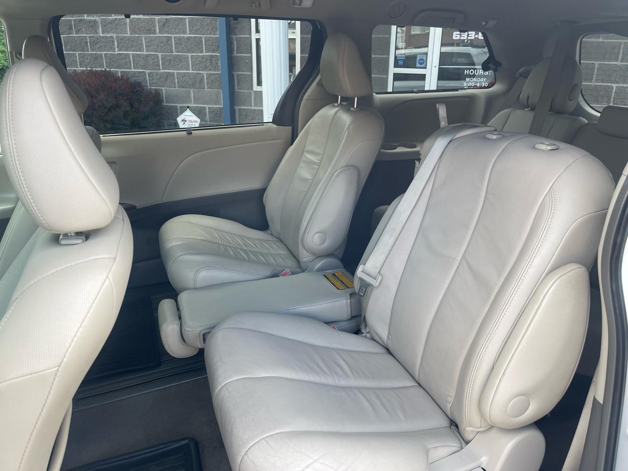 Toyota Sienna 5dr 7-Pass Van V6 XLE AAS FWD (Natl) 2013