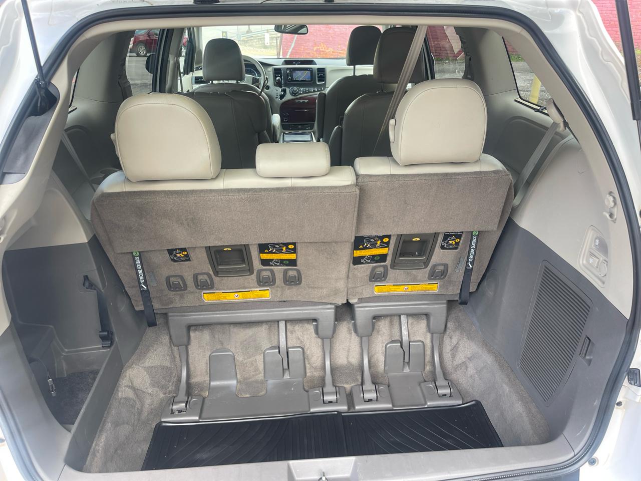 Toyota Sienna 5dr 7-Pass Van V6 XLE AAS FWD (Natl) 2013