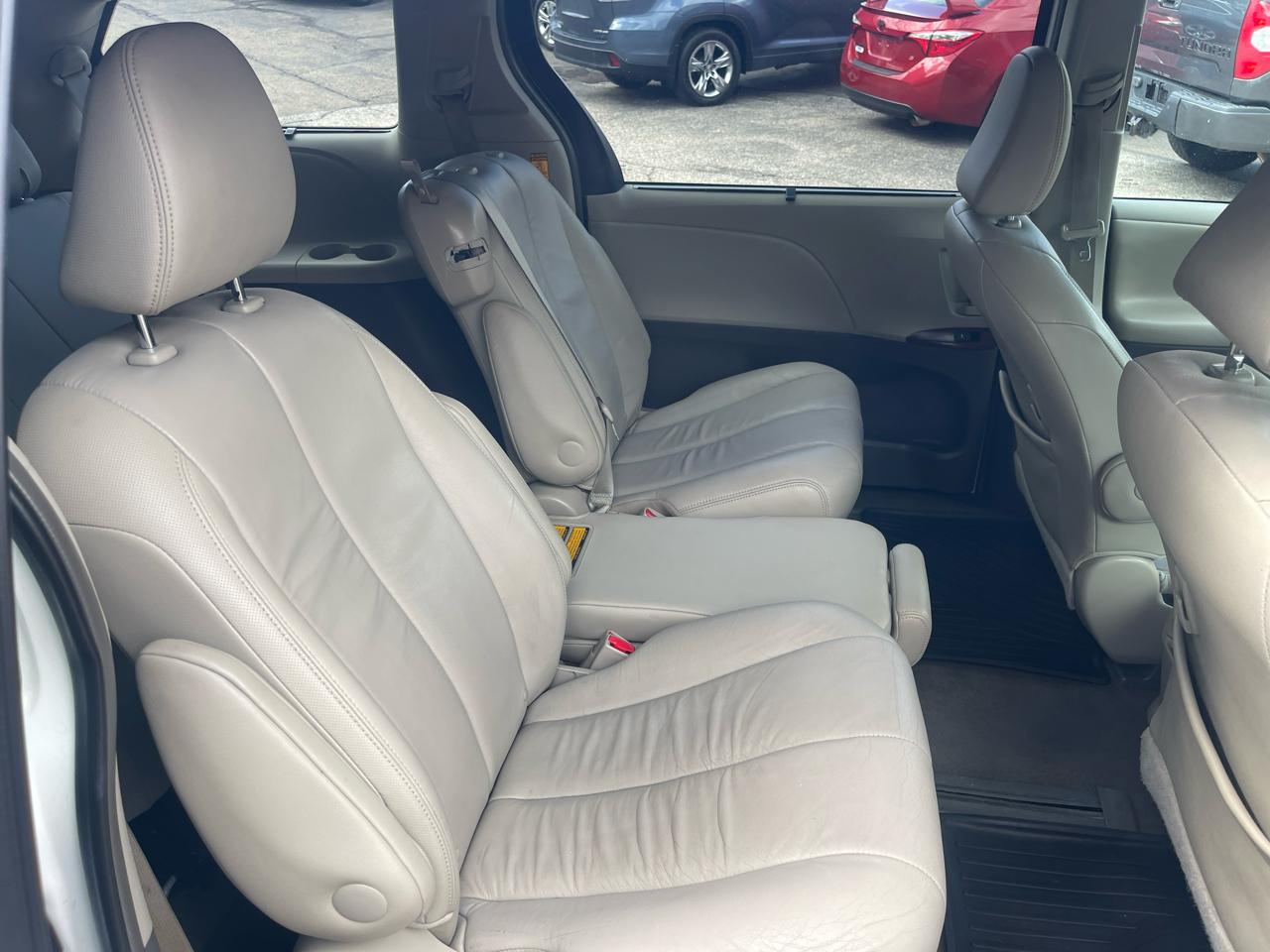 Toyota Sienna 5dr 7-Pass Van V6 XLE AAS FWD (Natl) 2013