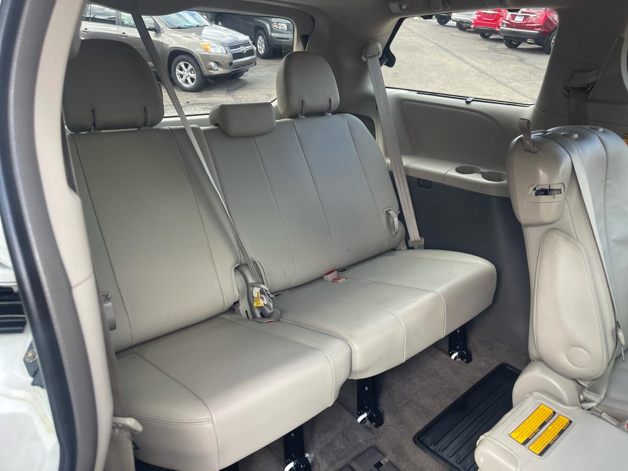 Toyota Sienna 5dr 7-Pass Van V6 XLE AAS FWD (Natl) 2013