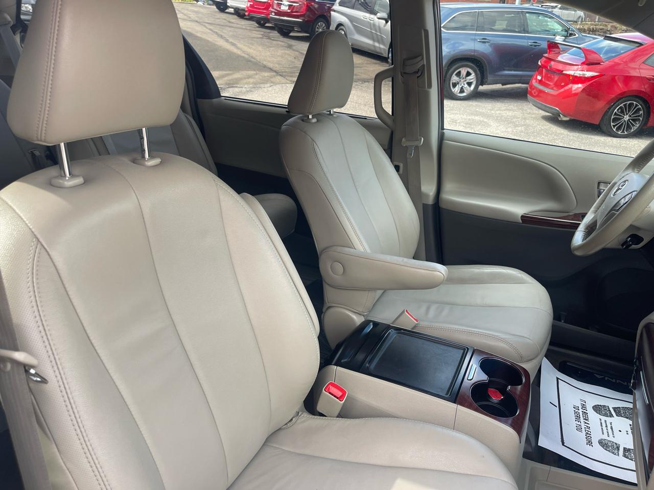 Toyota Sienna 5dr 7-Pass Van V6 XLE AAS FWD (Natl) 2013