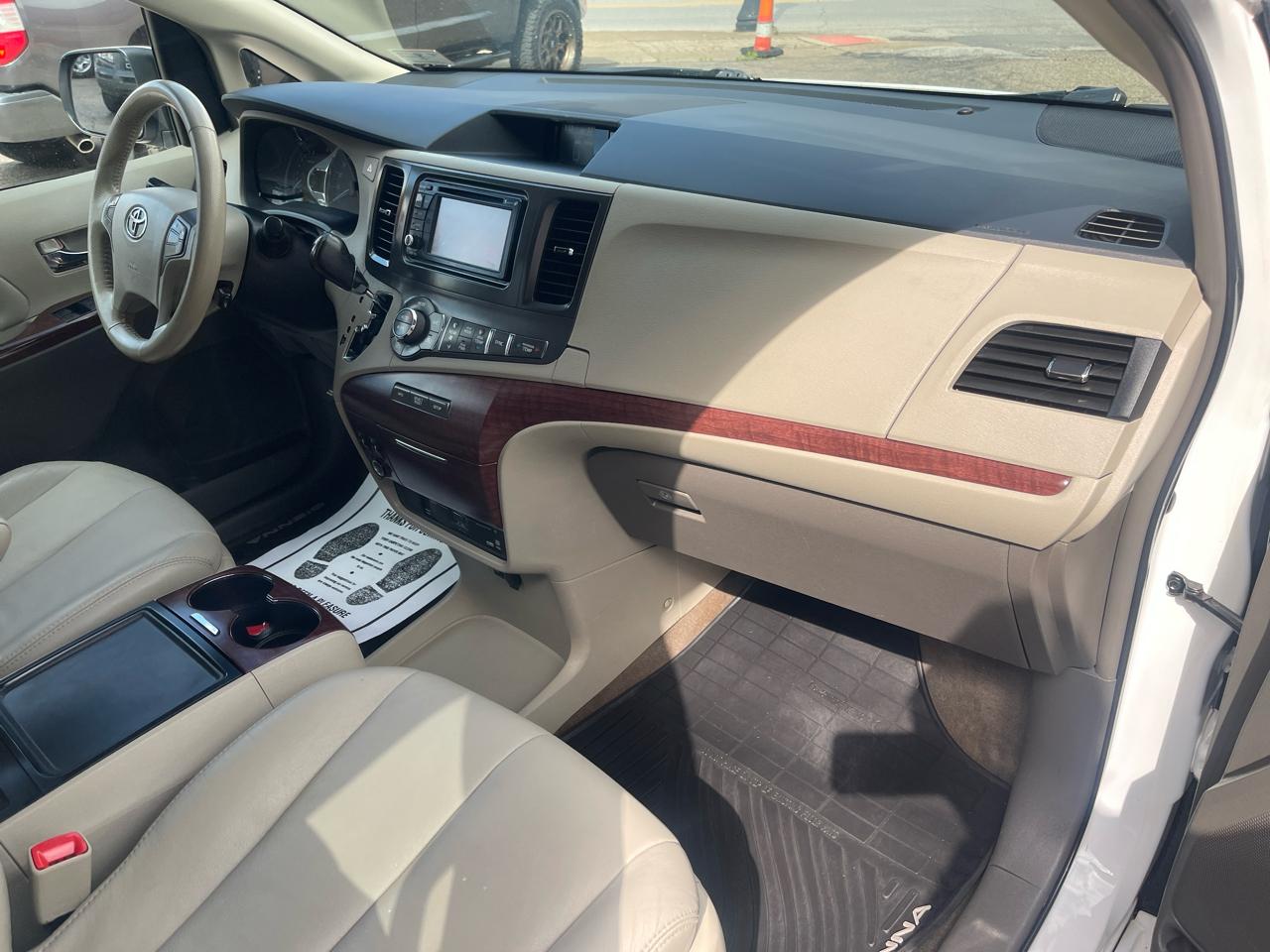 Toyota Sienna 5dr 7-Pass Van V6 XLE AAS FWD (Natl) 2013