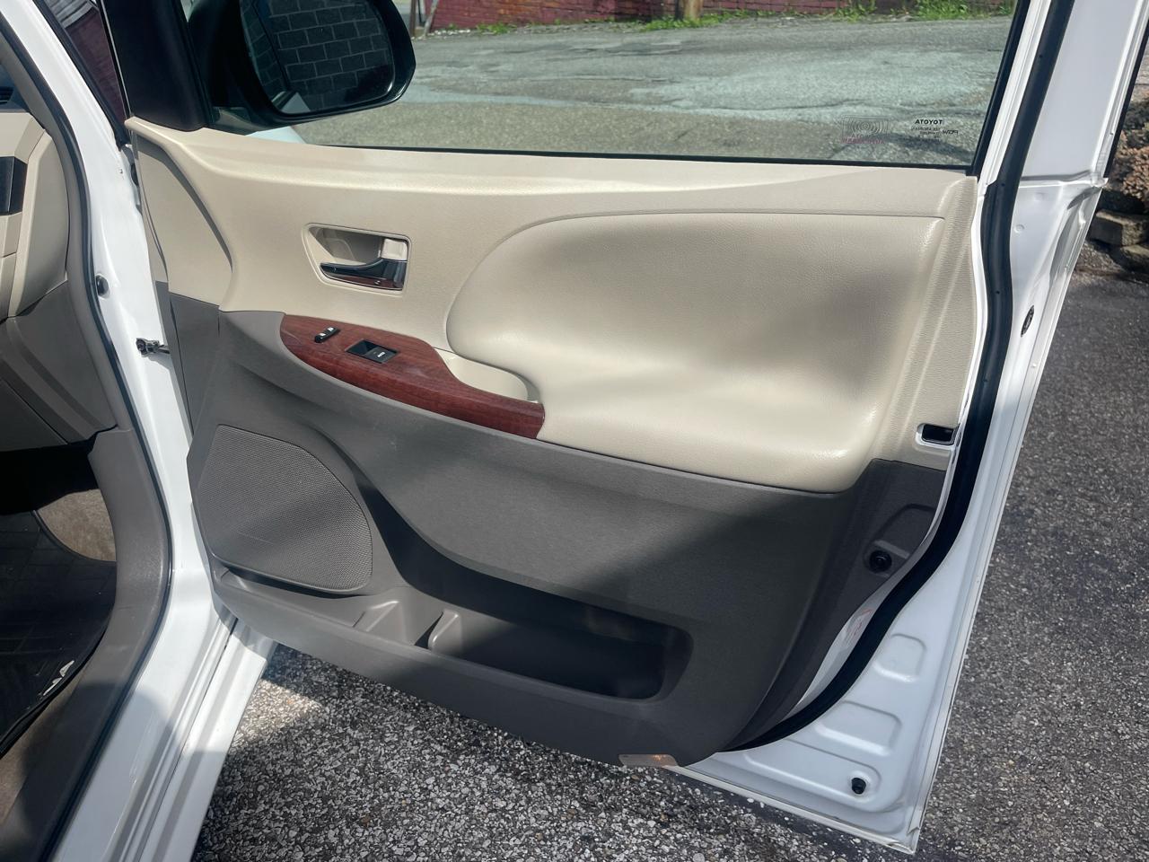 Toyota Sienna 5dr 7-Pass Van V6 XLE AAS FWD (Natl) 2013