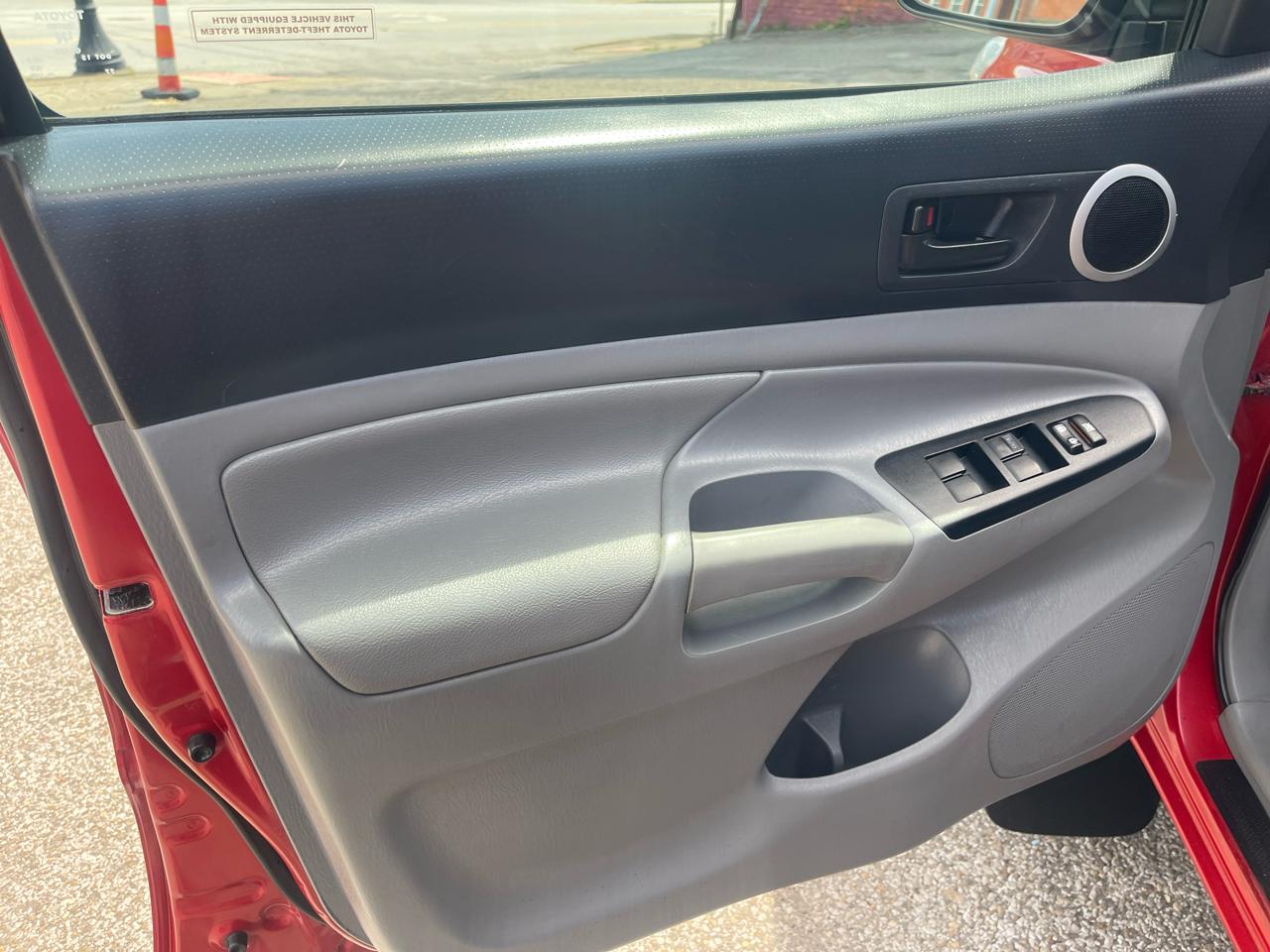 Toyota Tacoma 4WD Double Cab LB V6 AT (Natl) 2015