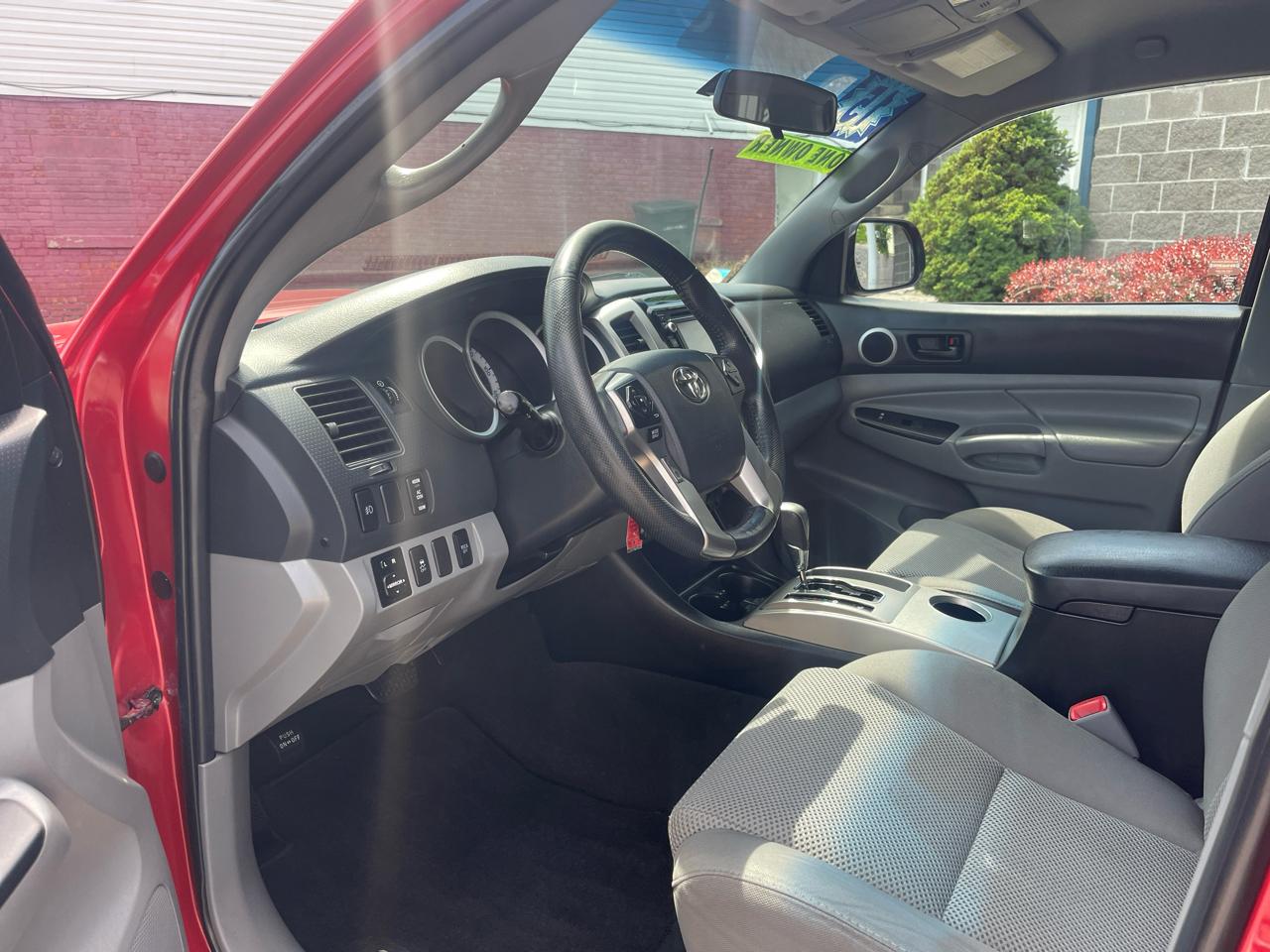 Toyota Tacoma 4WD Double Cab LB V6 AT (Natl) 2015