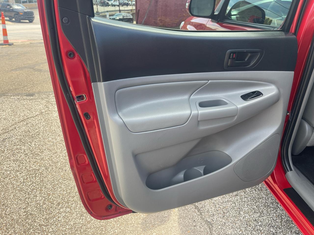 Toyota Tacoma 4WD Double Cab LB V6 AT (Natl) 2015