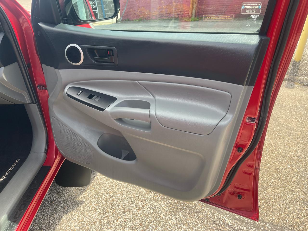 Toyota Tacoma 4WD Double Cab LB V6 AT (Natl) 2015