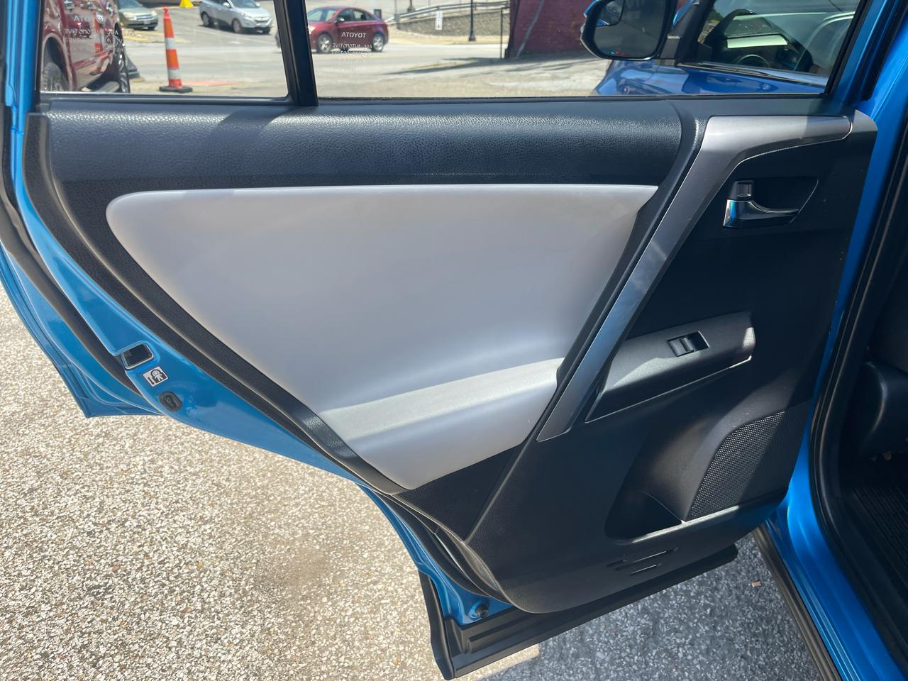Toyota RAV4 AWD 4dr XLE (Natl) 2016
