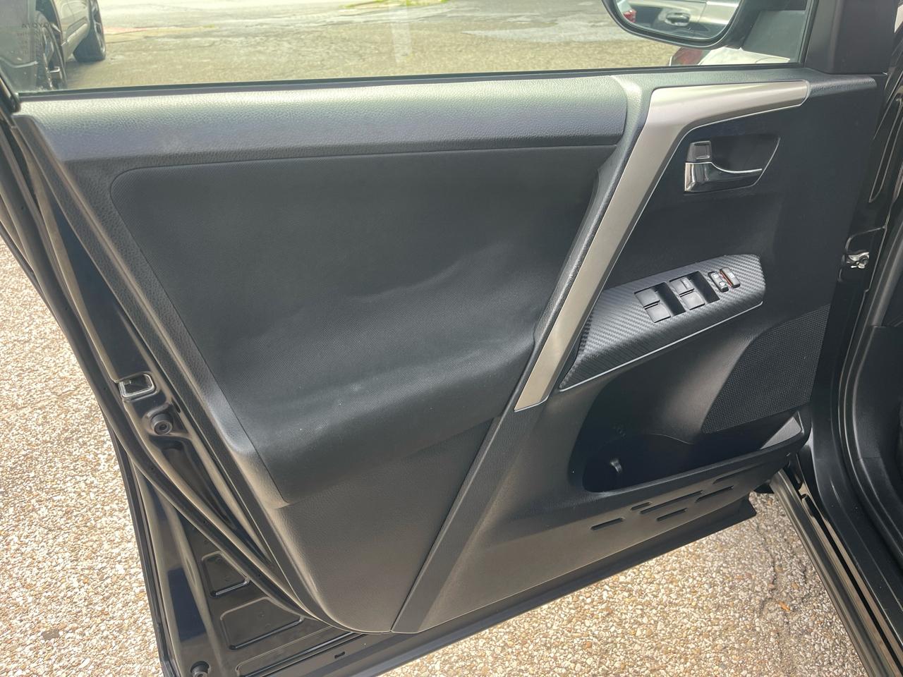 Toyota RAV4 AWD 4dr XLE (Natl) 2015