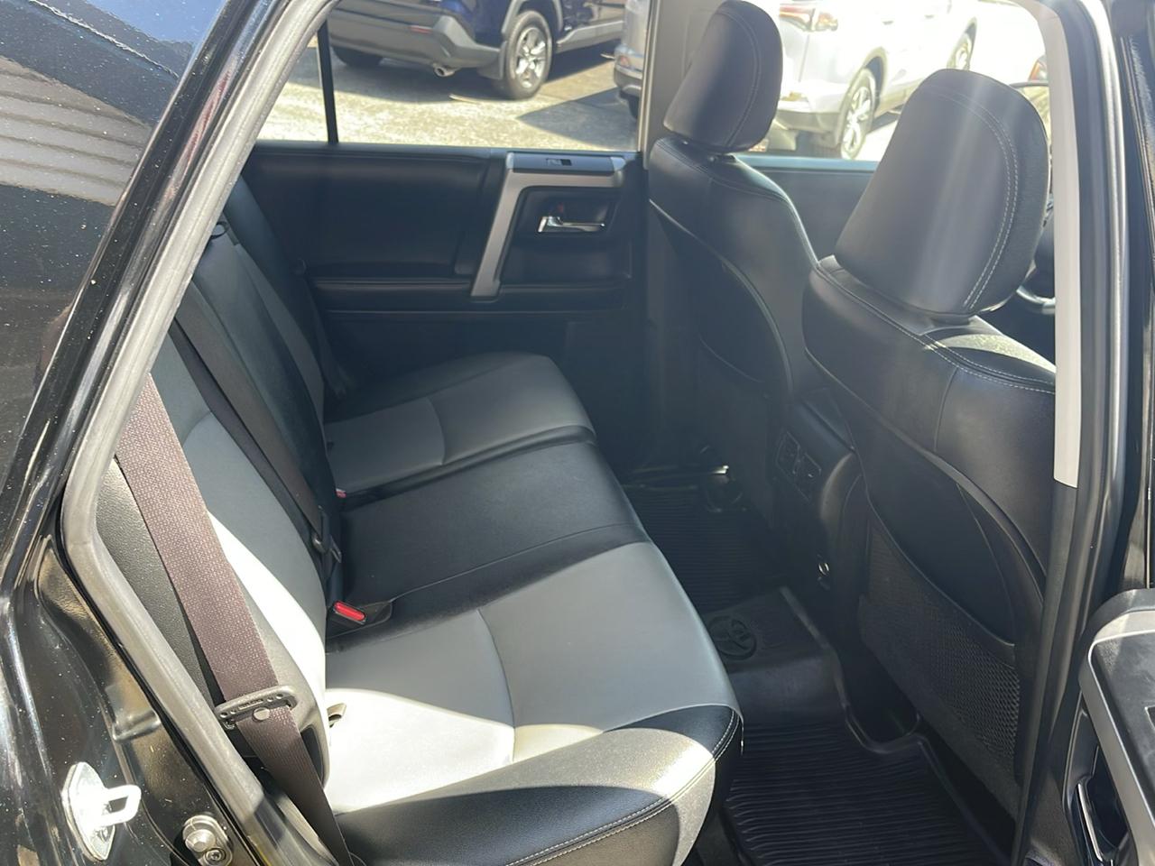 Toyota 4Runner TRD Off Road Premium 4WD (Natl) 2017