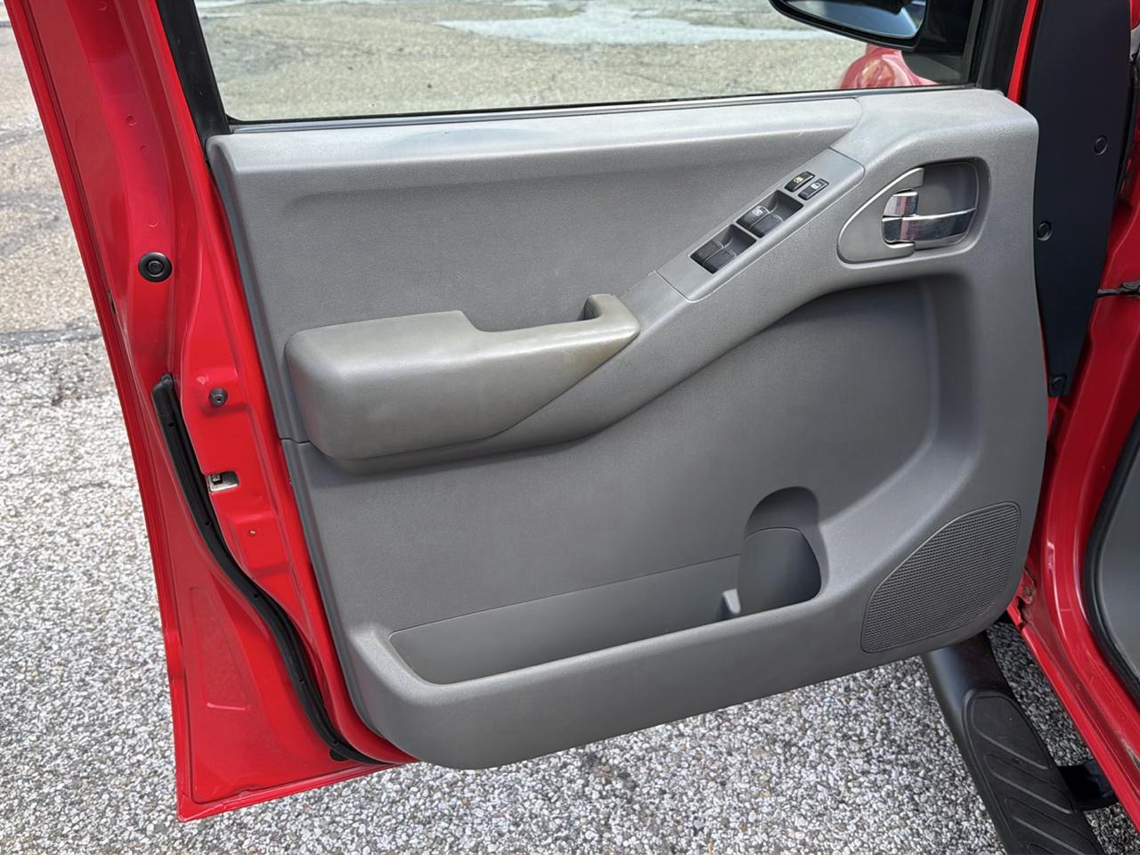 Nissan Frontier 4WD SE Crew Cab V6 Manual 2005