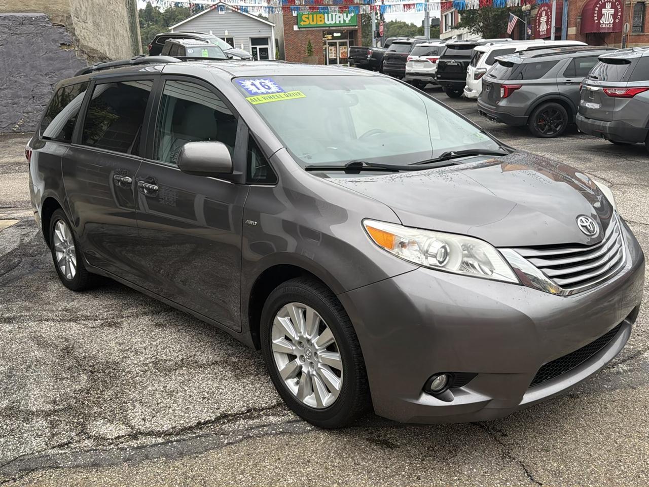 Toyota Sienna 5dr 7-Pass Van XLE Premium AWD (Natl) 2016