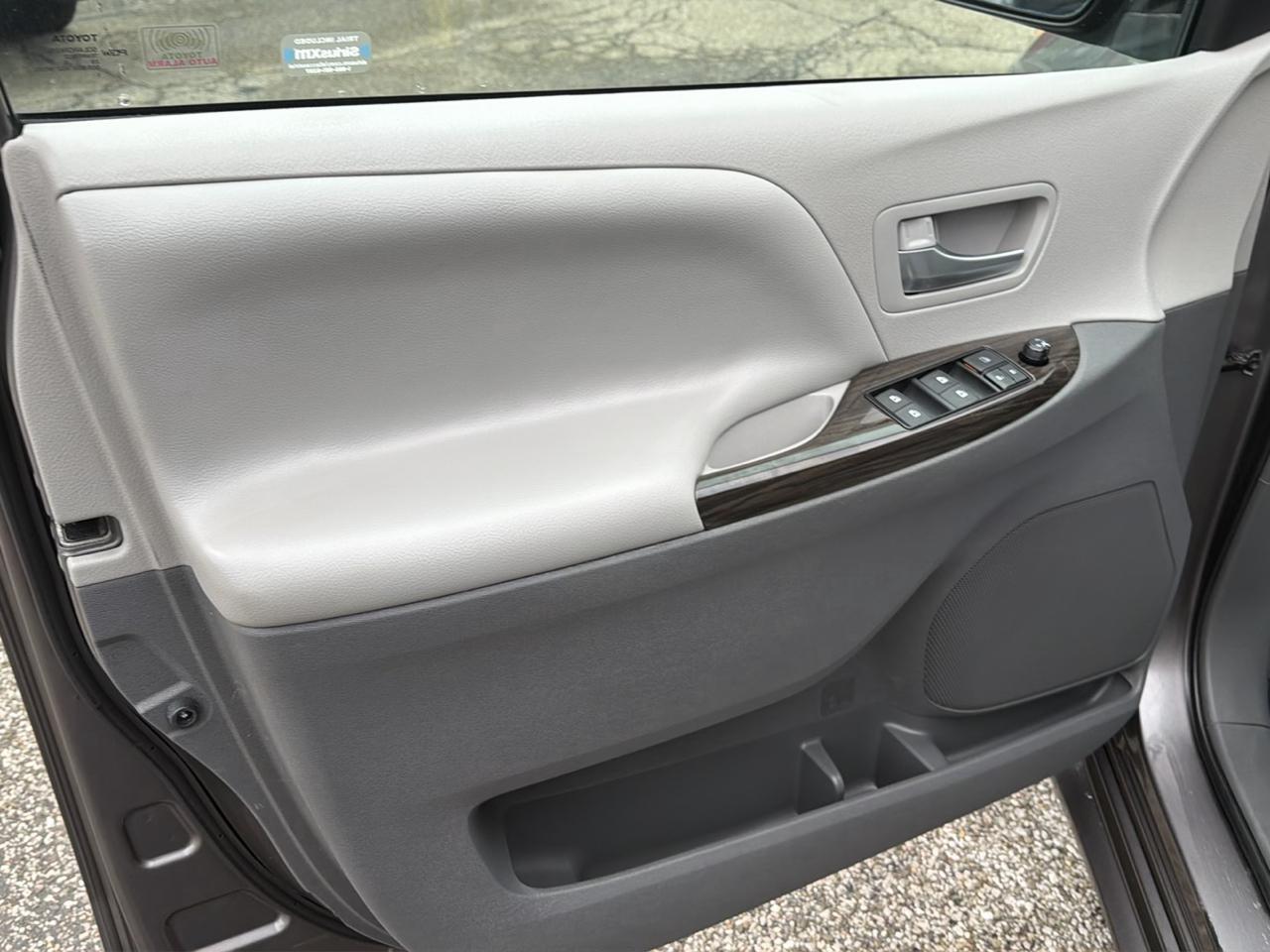 Toyota Sienna 5dr 7-Pass Van XLE Premium AWD (Natl) 2016