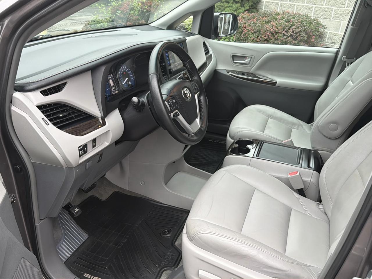 Toyota Sienna 5dr 7-Pass Van XLE Premium AWD (Natl) 2016