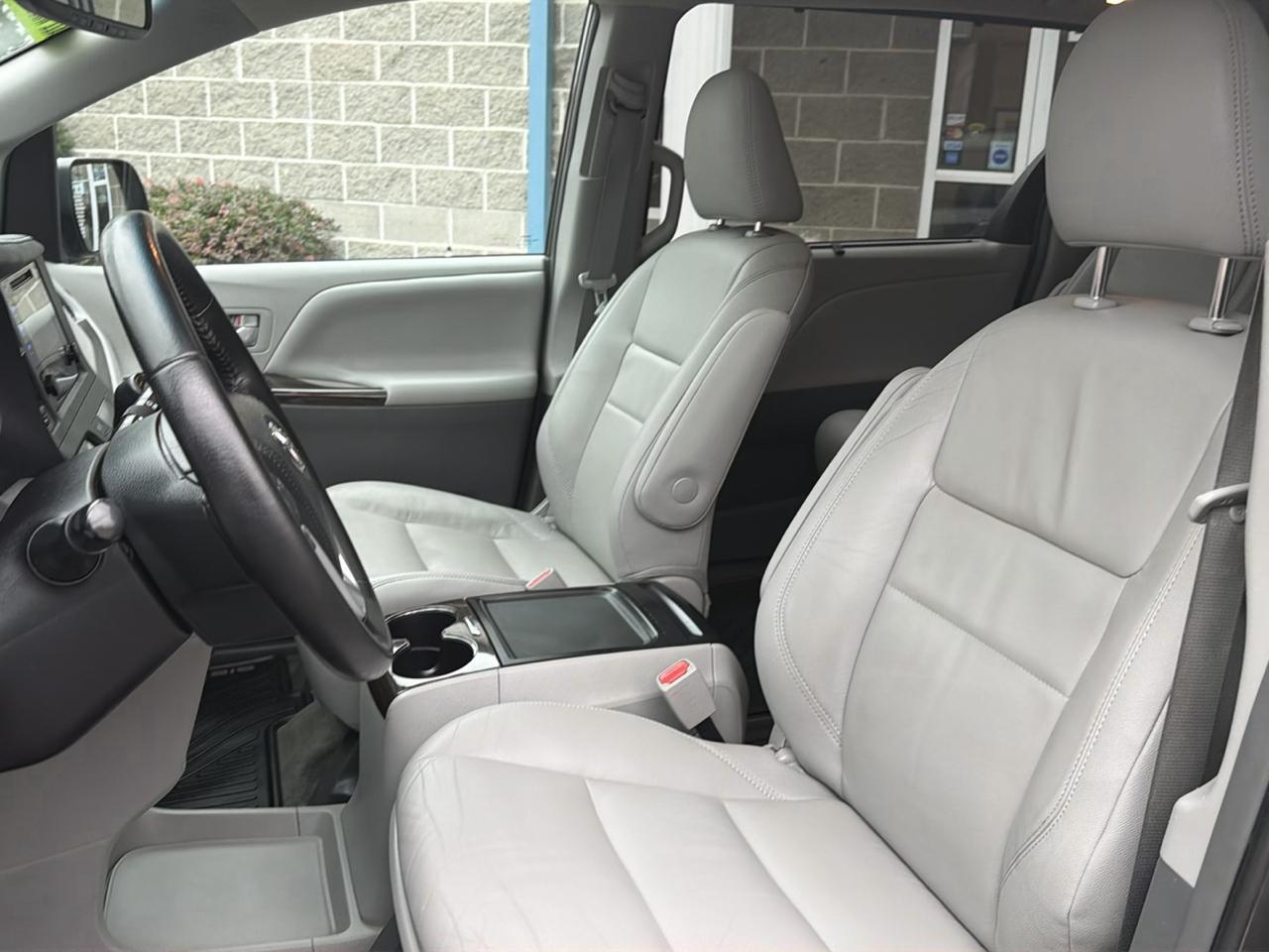 Toyota Sienna 5dr 7-Pass Van XLE Premium AWD (Natl) 2016