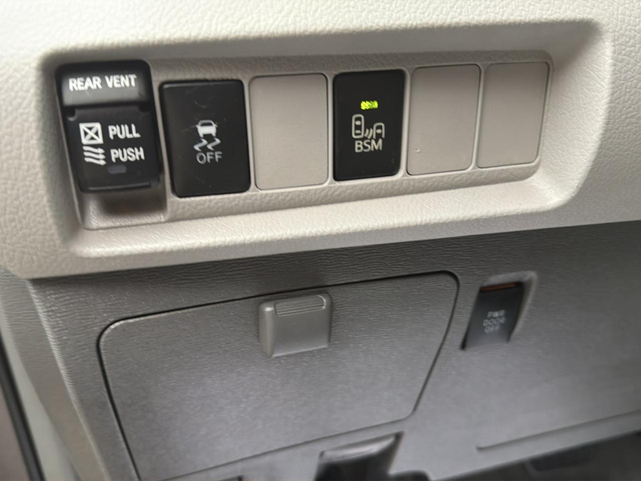 Toyota Sienna 5dr 7-Pass Van XLE Premium AWD (Natl) 2016