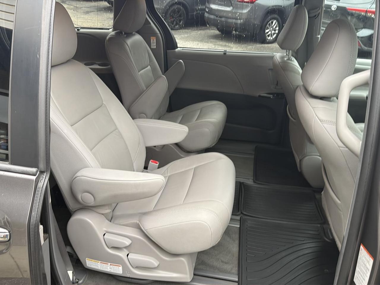 Toyota Sienna 5dr 7-Pass Van XLE Premium AWD (Natl) 2016