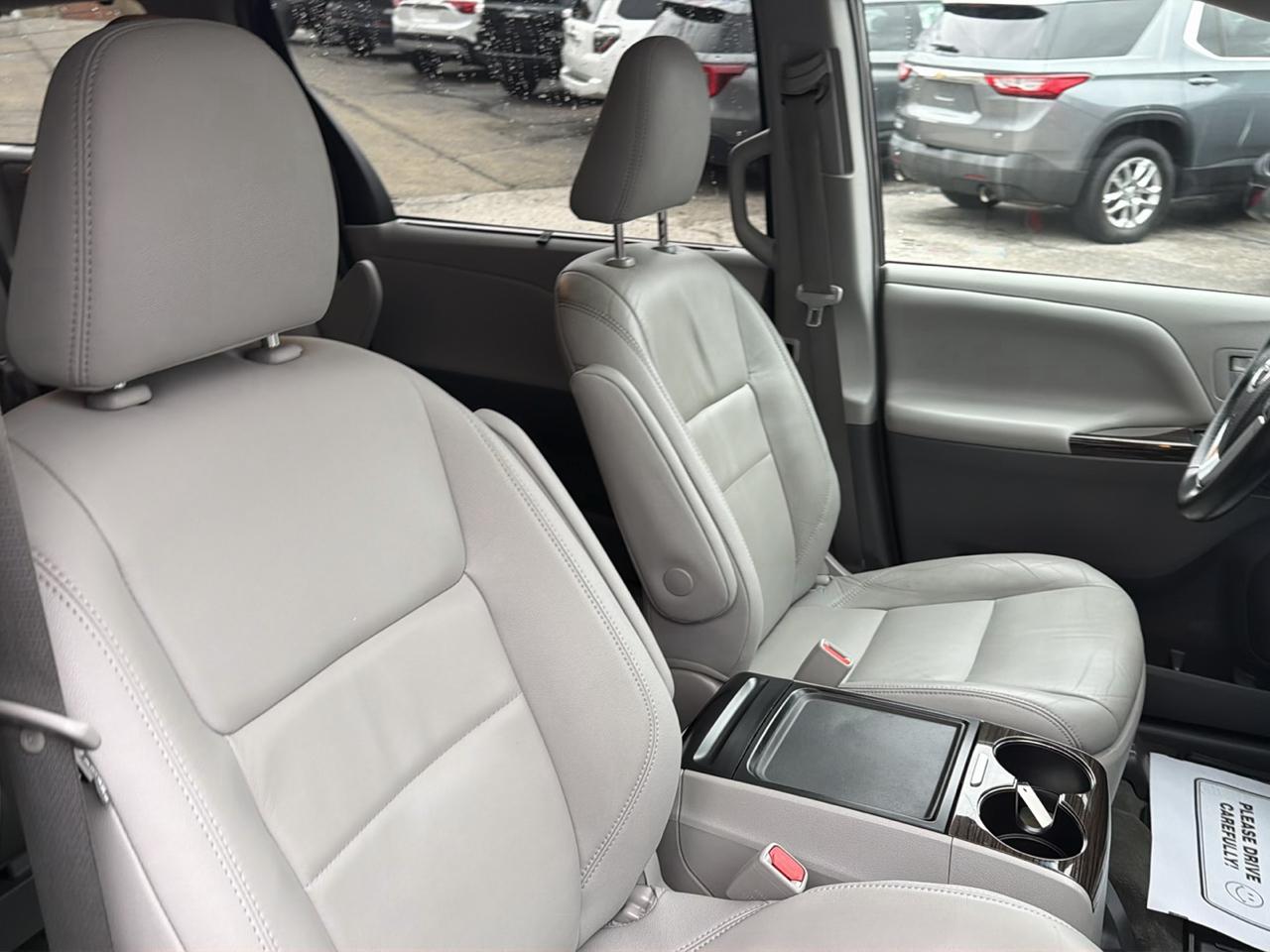 Toyota Sienna 5dr 7-Pass Van XLE Premium AWD (Natl) 2016