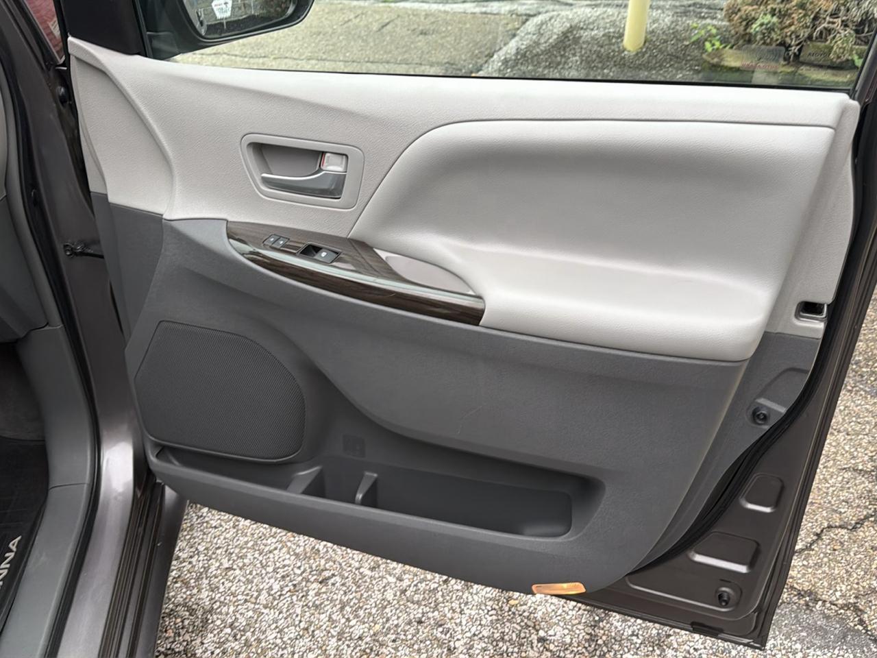 Toyota Sienna 5dr 7-Pass Van XLE Premium AWD (Natl) 2016