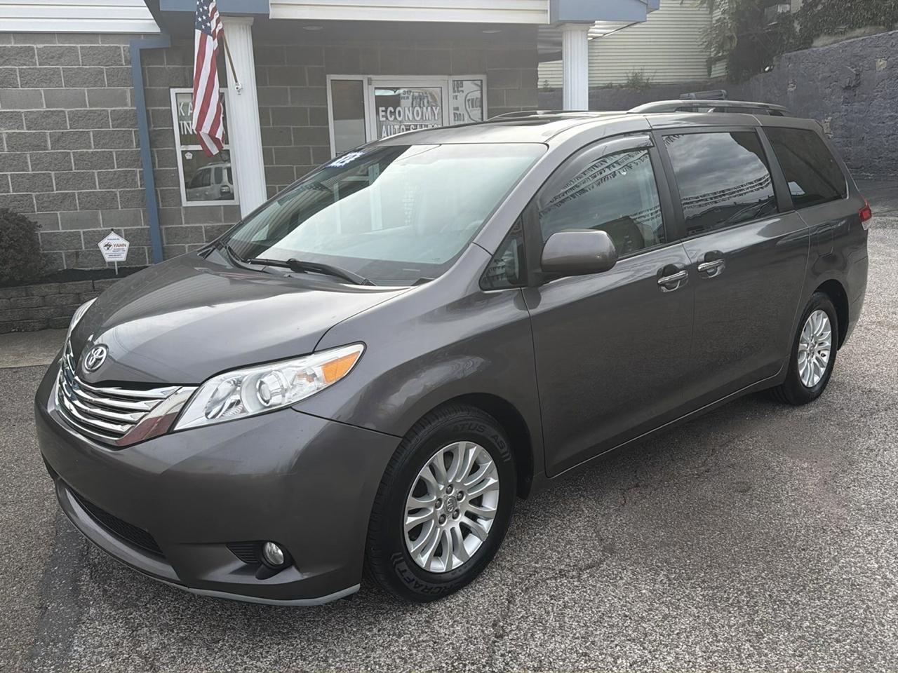 Toyota Sienna 5dr 7-Pass Van V6 XLE AAS FWD (Natl) 2012