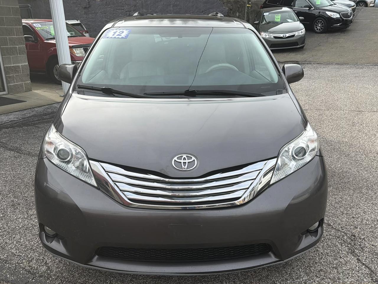 Toyota Sienna 5dr 7-Pass Van V6 XLE AAS FWD (Natl) 2012