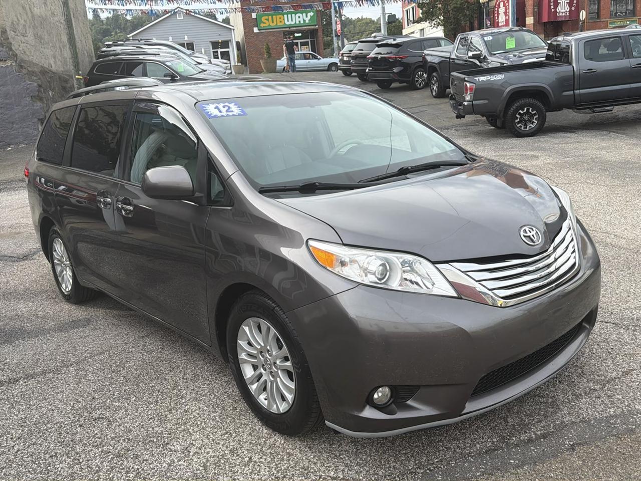 Toyota Sienna 5dr 7-Pass Van V6 XLE AAS FWD (Natl) 2012