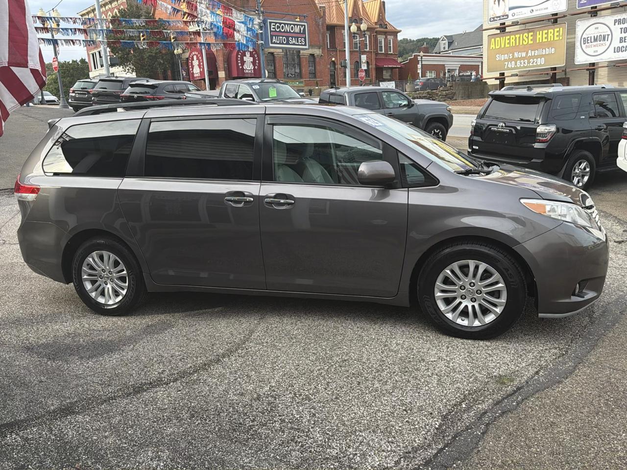 Toyota Sienna 5dr 7-Pass Van V6 XLE AAS FWD (Natl) 2012