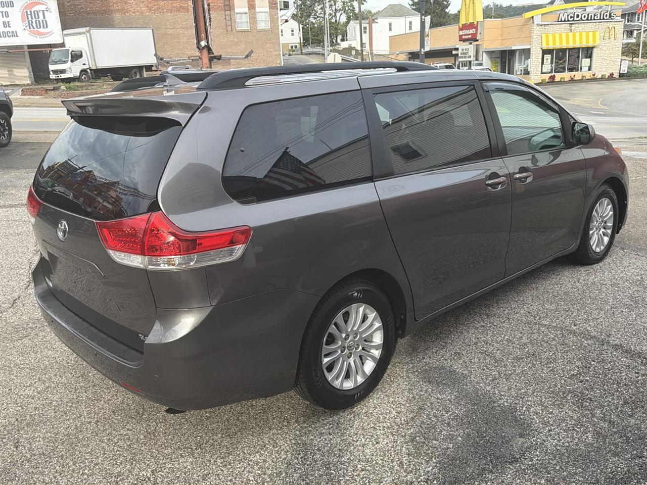 Toyota Sienna 5dr 7-Pass Van V6 XLE AAS FWD (Natl) 2012