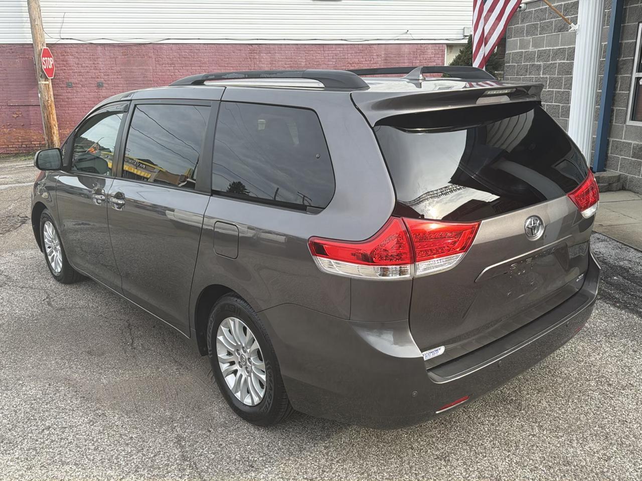 Toyota Sienna 5dr 7-Pass Van V6 XLE AAS FWD (Natl) 2012