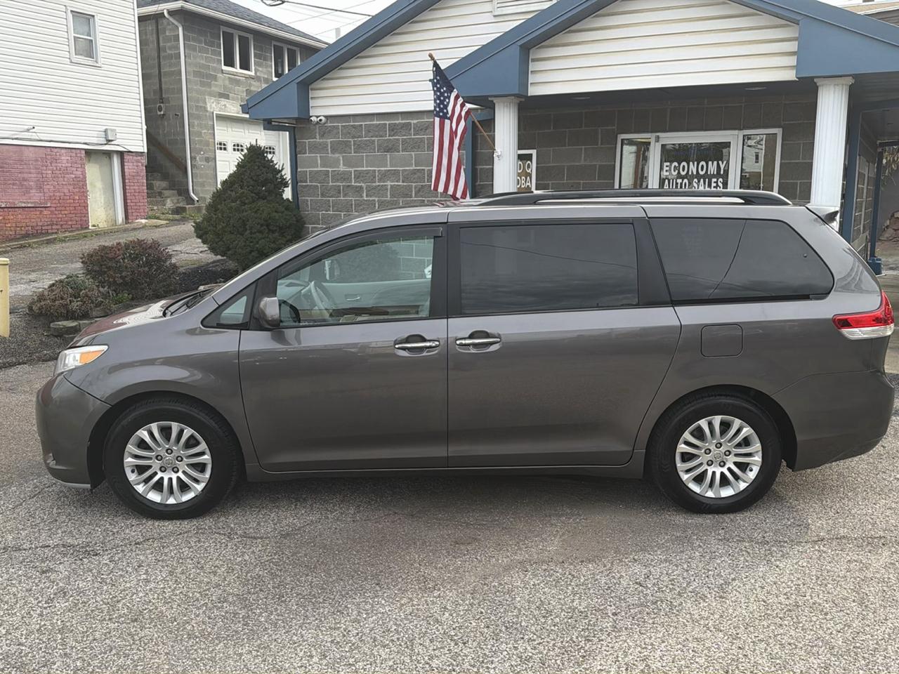Toyota Sienna 5dr 7-Pass Van V6 XLE AAS FWD (Natl) 2012
