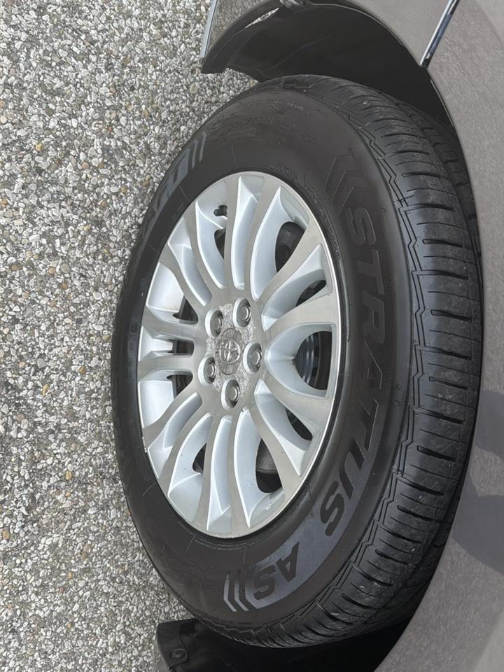 Toyota Sienna 5dr 7-Pass Van V6 XLE AAS FWD (Natl) 2012
