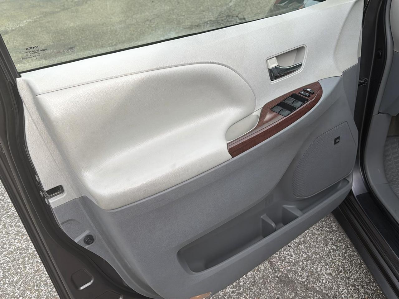 Toyota Sienna 5dr 7-Pass Van V6 XLE AAS FWD (Natl) 2012