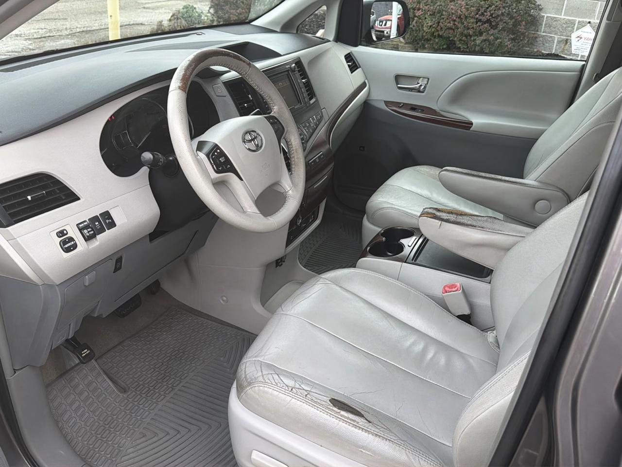 Toyota Sienna 5dr 7-Pass Van V6 XLE AAS FWD (Natl) 2012