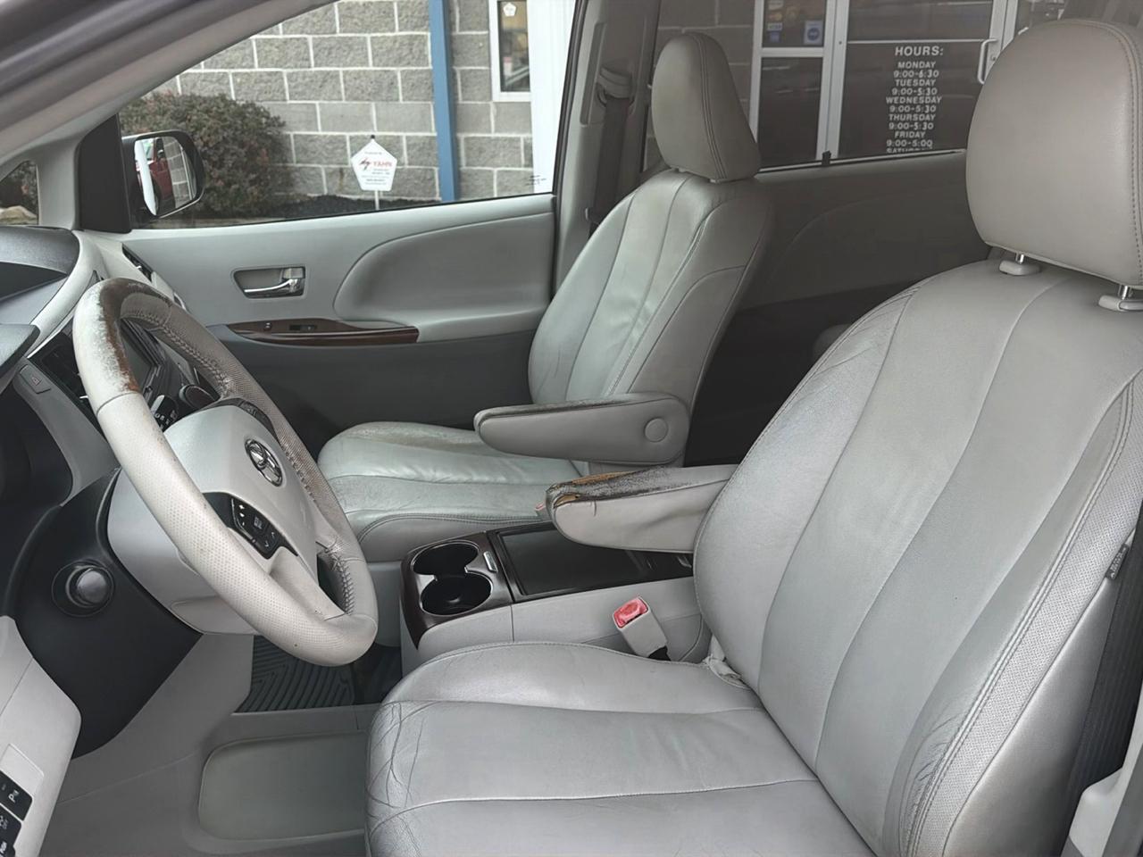 Toyota Sienna 5dr 7-Pass Van V6 XLE AAS FWD (Natl) 2012